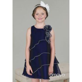 Vestido Amaya Fashion for Kids Moda Teen marino con corte evasé, volantes y flor decorativa en el hombro.