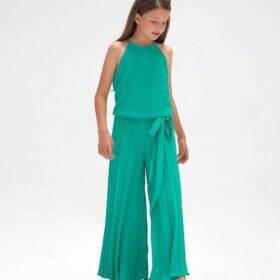 Mono largo de niña jovencita en verde