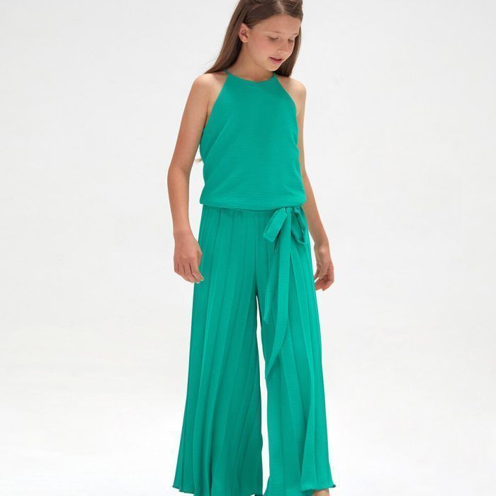 Mono largo de niña jovencita en verde