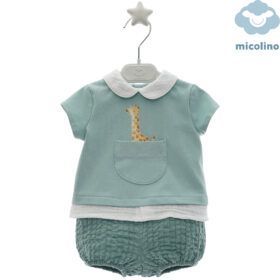 Conjunto bebé de Micolino en tono verde empolvado, con cuello bebé y un encantador estampado de jirafa.