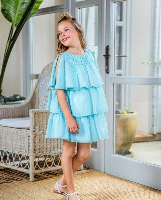 Vestido de Marta y Paula nueva temporada, con un elegante corte evasé y capas de volantes en tono turquesa.