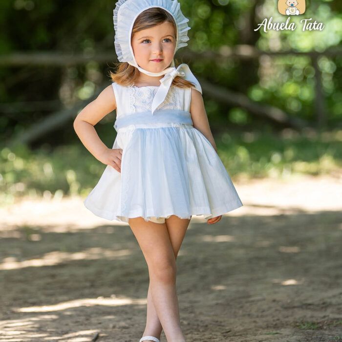 Vestido de ceremonia en azul de Abuela Tata, confeccionado en tul y tejido bordado.