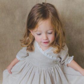 Vestido de ceremonia en lino tostado de Eve Children.