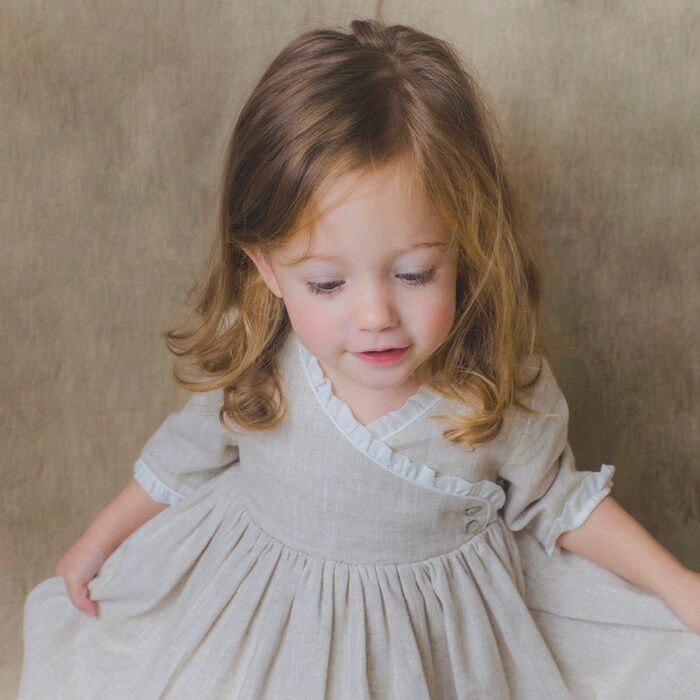 Vestido de ceremonia en lino tostado de Eve Children.