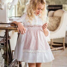 Vestido de ceremonia de Marta y Paula, con manga francesa , en delicados tonos beige y rosa.
