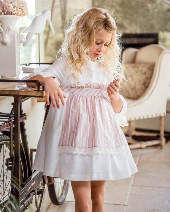 Vestido de ceremonia de Marta y Paula, con manga francesa , en delicados tonos beige y rosa.