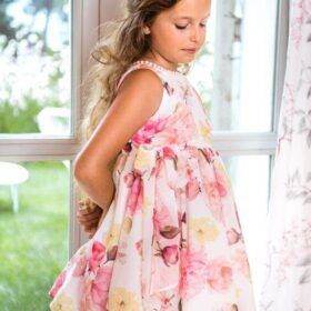 Vestido con un precioso estampado floral en tonos rosas.
