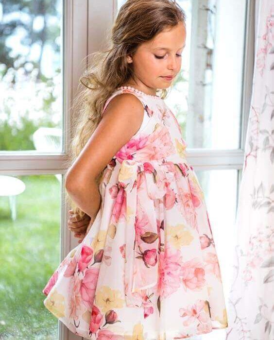 Vestido con un precioso estampado floral en tonos rosas.