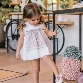 Vestido jesusito con braguita en tonos blanco y rosa , con un encantador detalle de mandil rosa