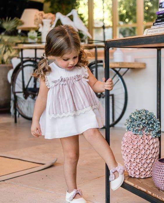 Vestido jesusito con braguita en tonos blanco y rosa , con un encantador detalle de mandil rosa