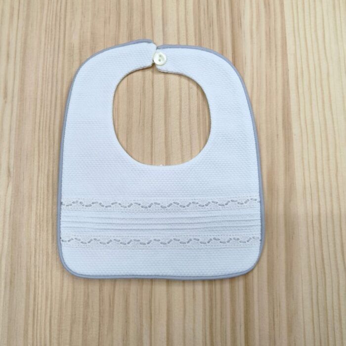 Babero de pique en blanco y gris