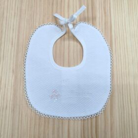 Babero de bautizo en piqué blanco y rosa con puntilla