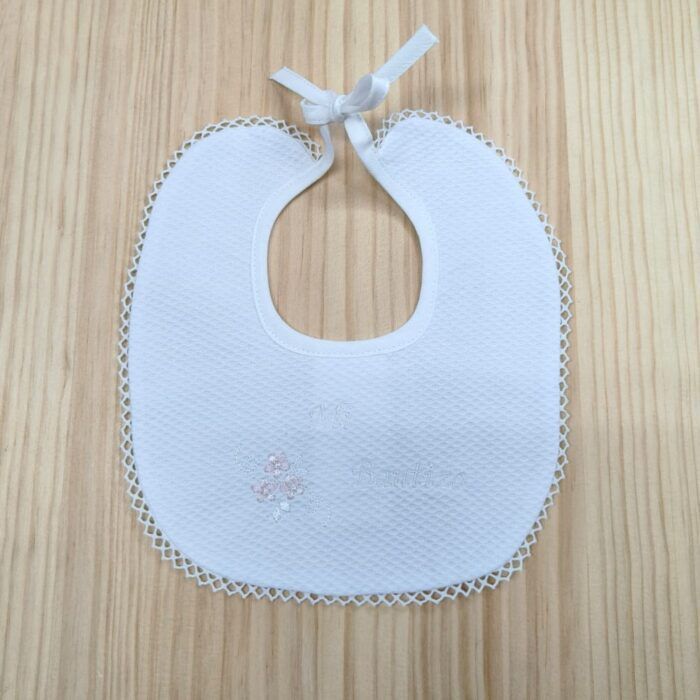 Babero de bautizo en piqué blanco y rosa con puntilla