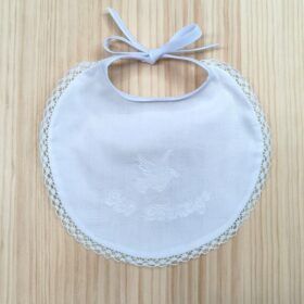 Babero en blanco bordado con puntilla