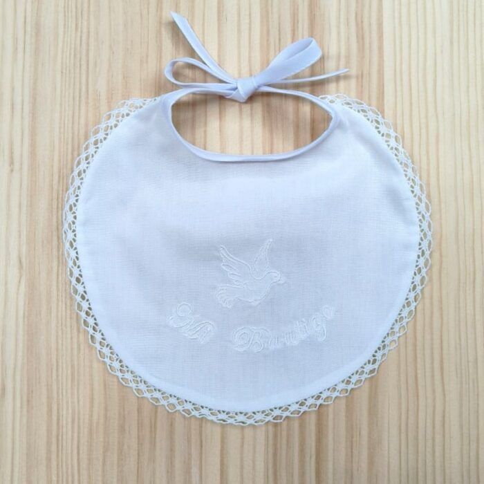Babero en blanco bordado con puntilla