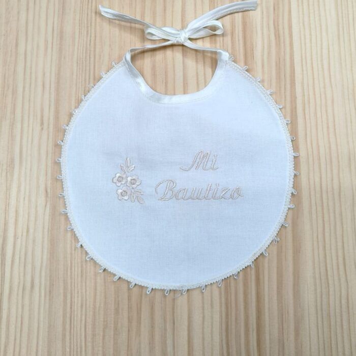 Babero bordado en beige