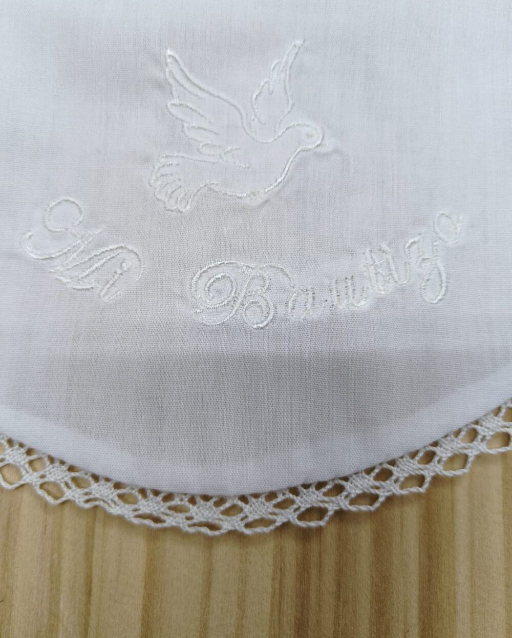 Babero bordado en blanco con puntilla - Tienda de Ropa Infantil online ...