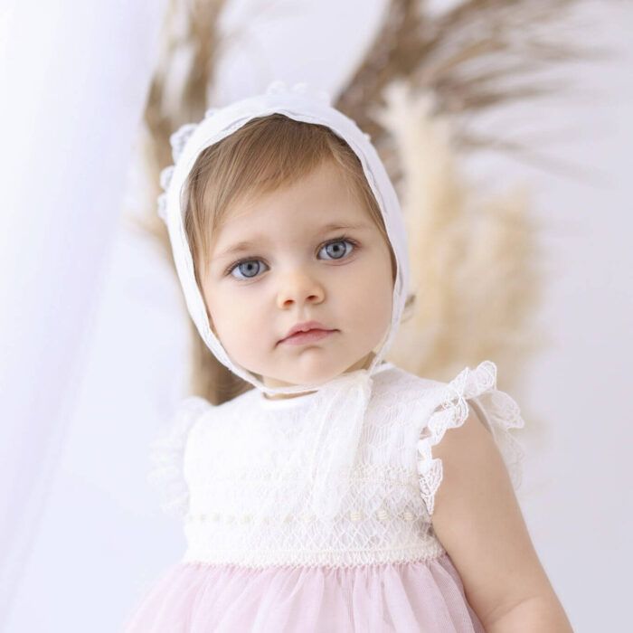 Vestido de organza con cuerpo decorado con bordado a mano en punto nido de abeja.