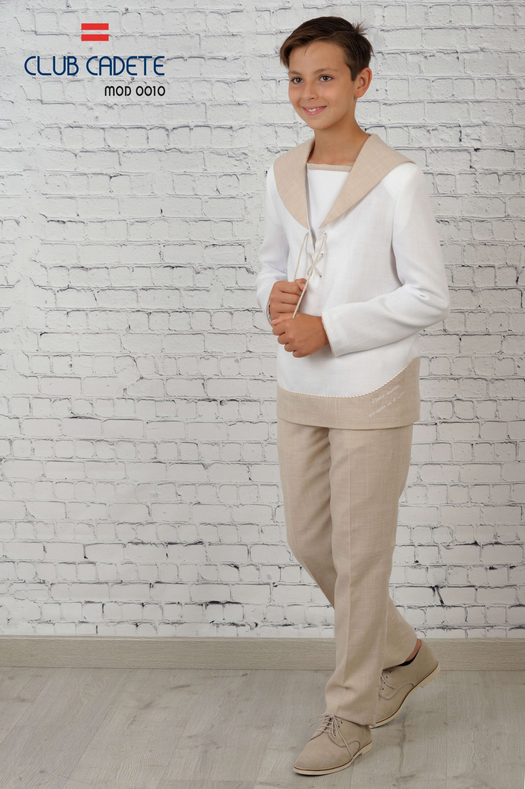 Traje de comunion en marinero un diseño original en tonos crudo y camel,