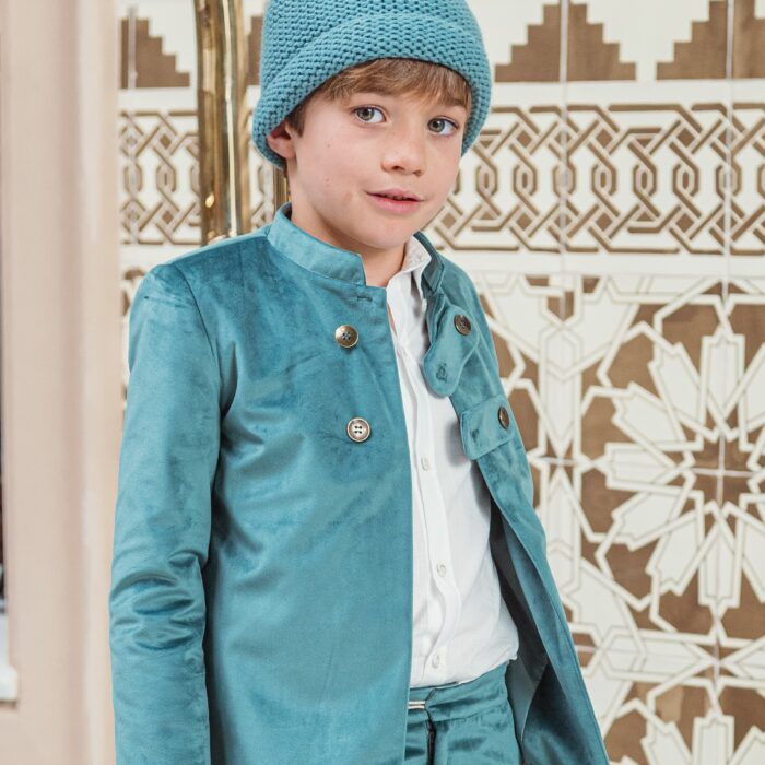 Chaqueta de niño en verde empolvado de Marta y Paula, perfecta para ceremonias y conjuntos de arras.