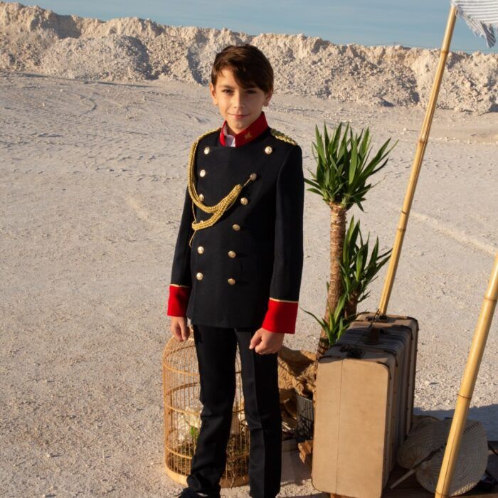 Traje de comunión niño modelo de Gala Guardia Civil. Chaqueta en marino con adornos en rojo, doble abotonadura y forrajeras doradas.