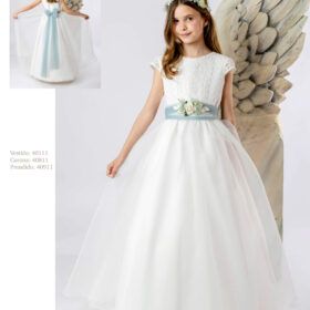 Vestido de comunionm en blanco roto y fajin en tono azul