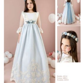 Vestido de comunión Lilus con cuerpo en beige de encajes y falda en tul bordado con fondo celeste y manga francesa
