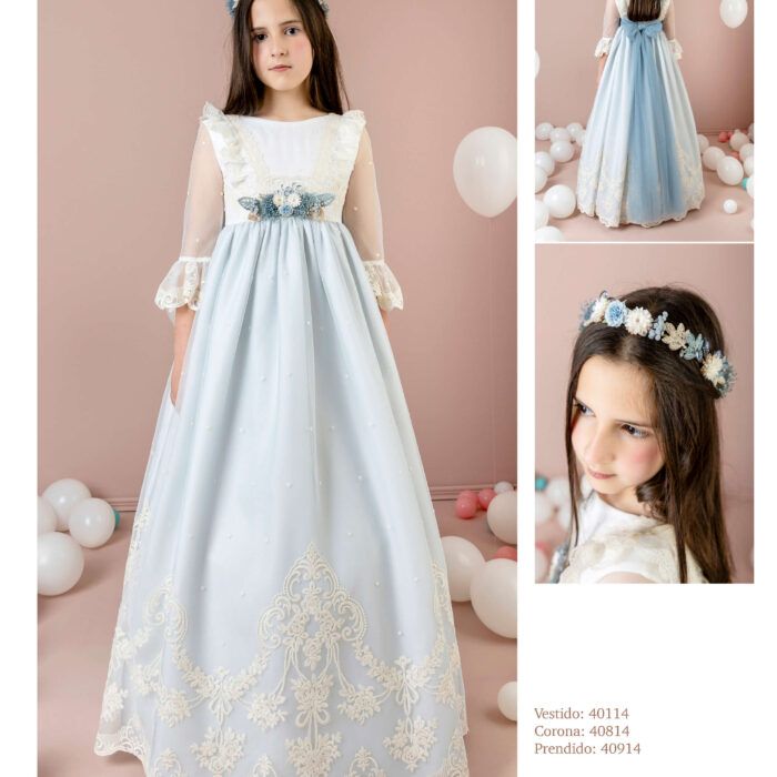 Vestido de comunión Lilus con cuerpo en beige de encajes y falda en tul bordado con fondo celeste y manga francesa