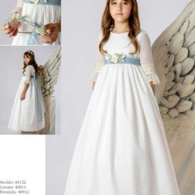 Vestido de comunión Lilus artesanal en beige de plumeti con encajes y fajín verde con flores