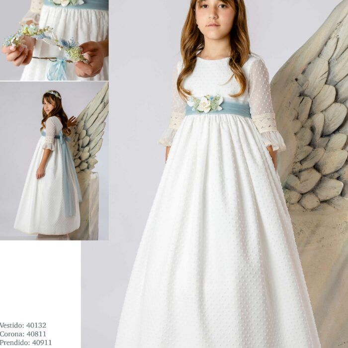 Vestido de comunión Lilus artesanal en beige de plumeti con encajes y fajín verde con flores