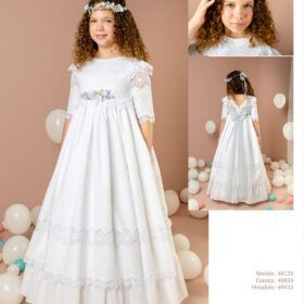 Vestido de comunión Lilus artesanal en batista bordada blanca con lazo en tul celeste y flores