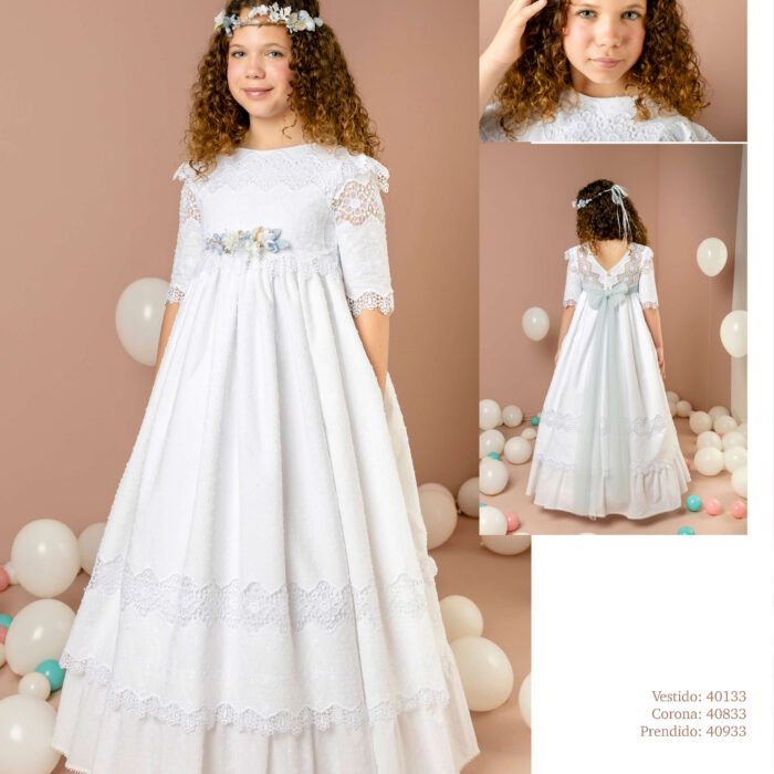 Vestido de comunión Lilus artesanal en batista bordada blanca con lazo en tul celeste y flores