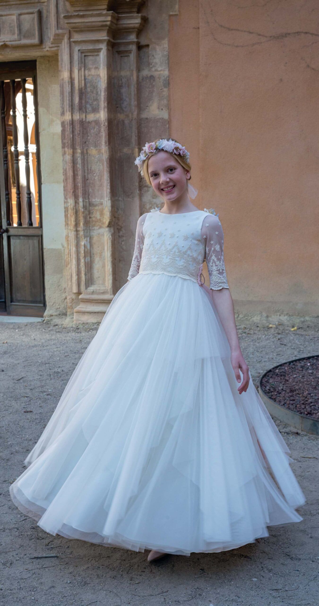 vestido de comunión Menninas en tul bordado con lazada rosa de plumeti