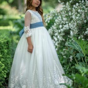Vestido de comunión niña de Chus Rodríguez Atelier en tul bordado con fenefa