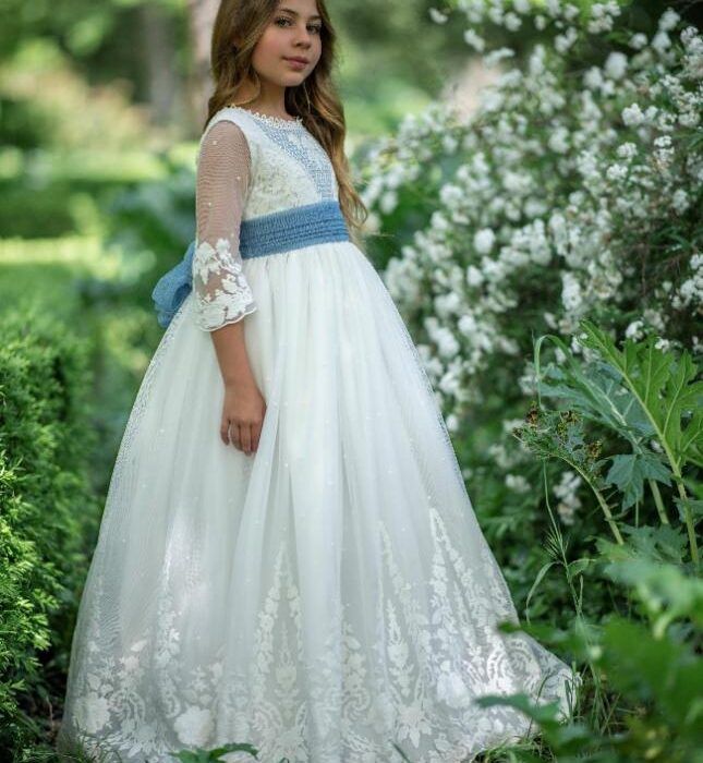 Vestido de comunión niña de Chus Rodríguez Atelier en tul bordado con fenefa