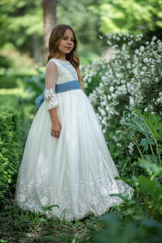 Vestido de comunión niña de Chus Rodríguez Atelier en tul bordado con fenefa