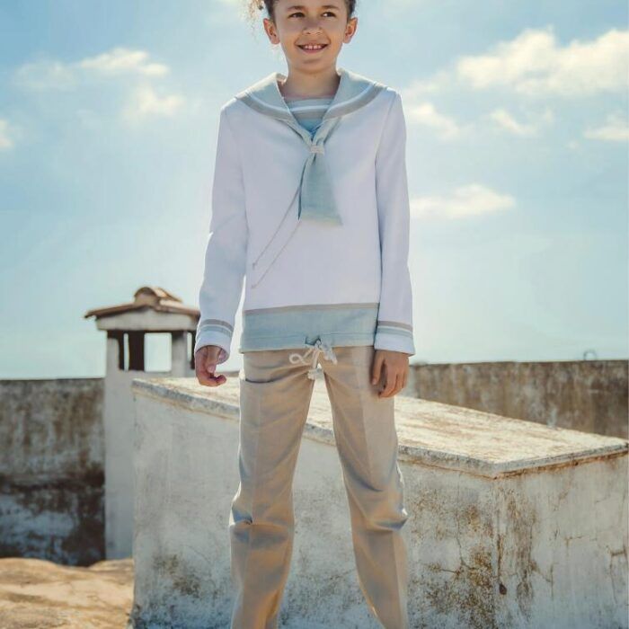 Traje de comunión marinero en blanco con adornos verde y camel