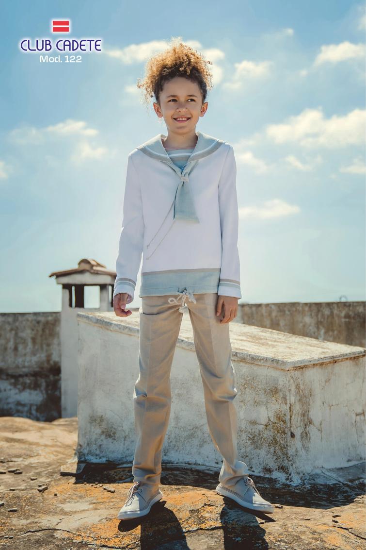 Traje de comunión marinero en blanco con adornos verde y camel