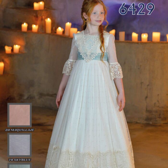 Vestido de comunión de tul bordado con encaje, manga francesa y espalda semi descubierta.