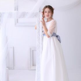 Vestido de comunión blanco con fajín azul de Niseret