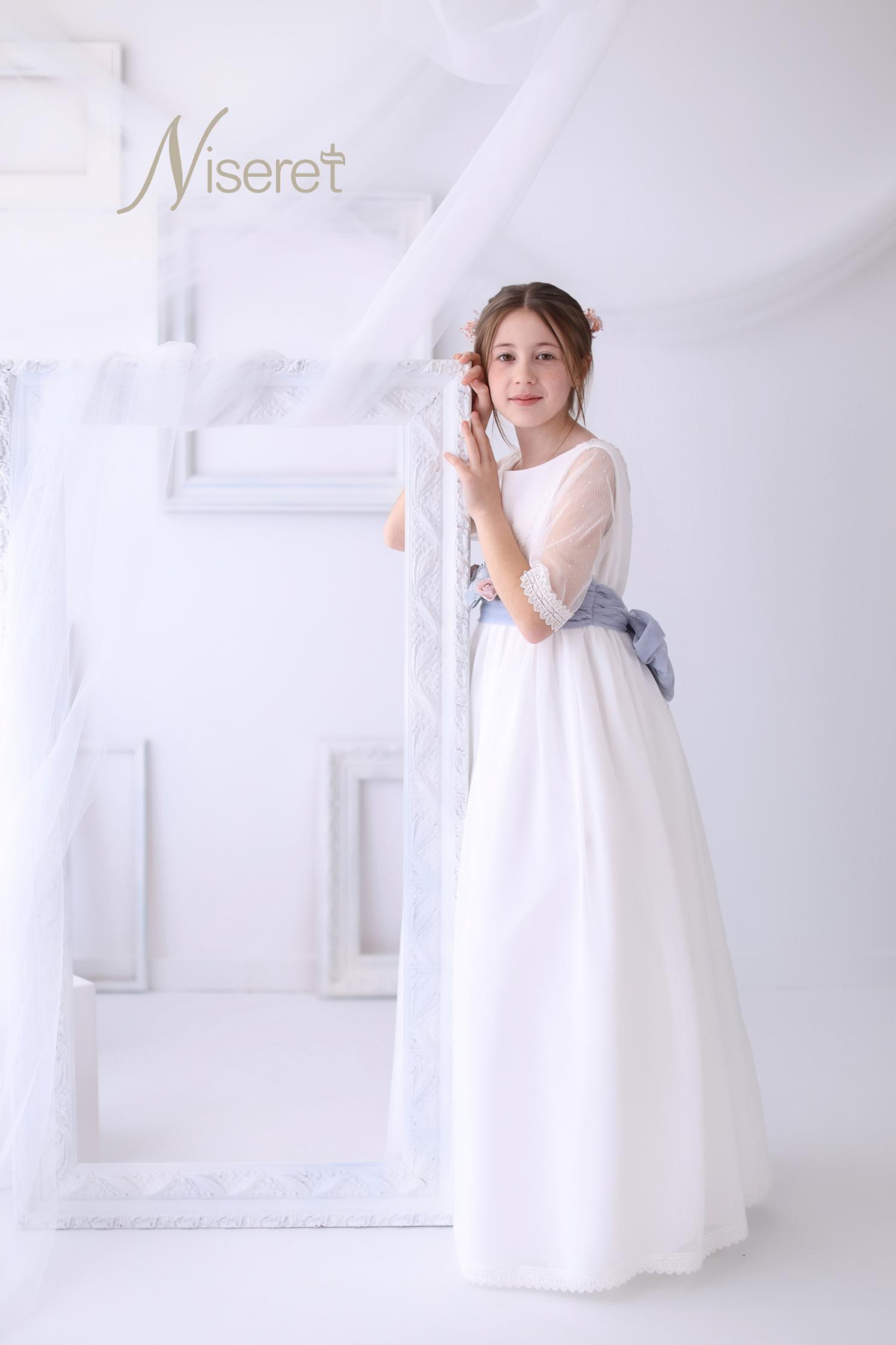 Vestido de comunión blanco con fajín azul de Niseret
