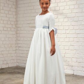 Vestido de comunión blanco con fajín azul de Amaya Fashion for Kids