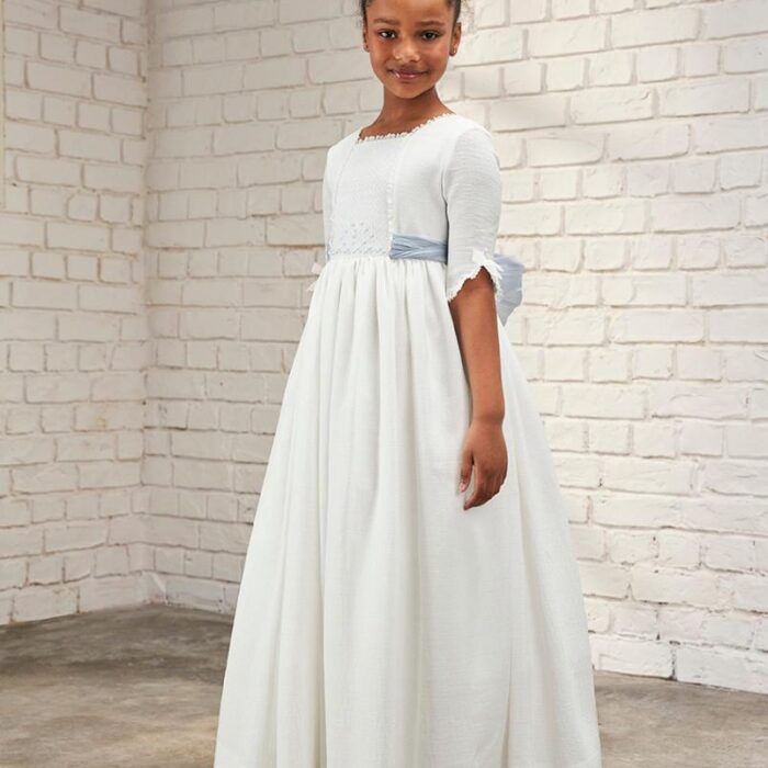 Vestido de comunión blanco con fajín azul de Amaya Fashion for Kids