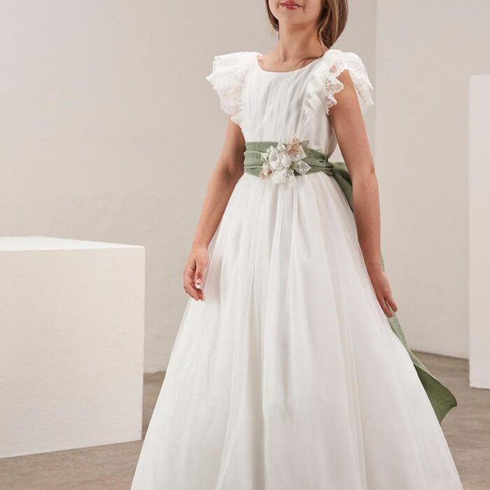 Tienda de comunión en Tomelloso Vestido de comunión Amaya en tul con fajín verde y mangas en capas de puntilla