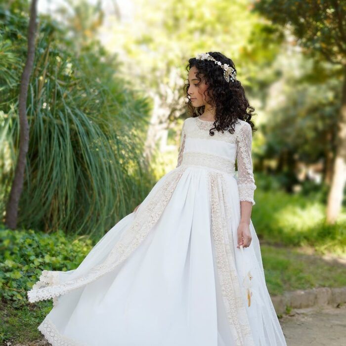 Cada vestido está confeccionado en España con tejidos premium y un cuidado artesanal, garantizando comodidad, durabilidad y belleza en cada detalle.
