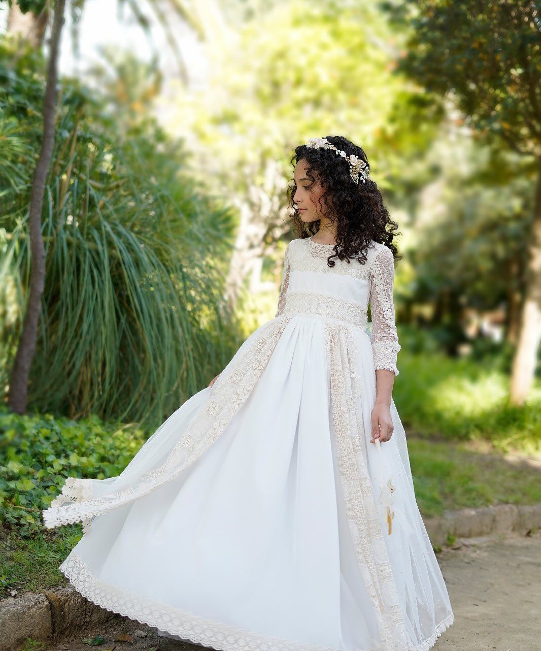 Cada vestido está confeccionado en España con tejidos premium y un cuidado artesanal, garantizando comodidad, durabilidad y belleza en cada detalle.