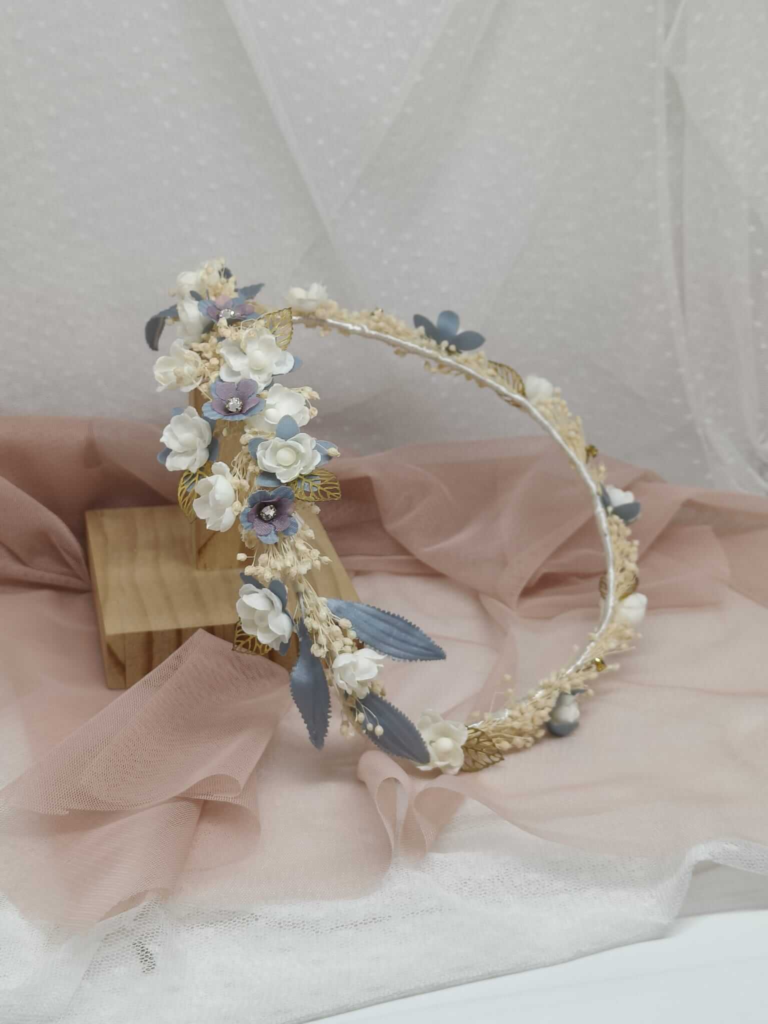 corona artesanal beige y azul Floritur Complementos