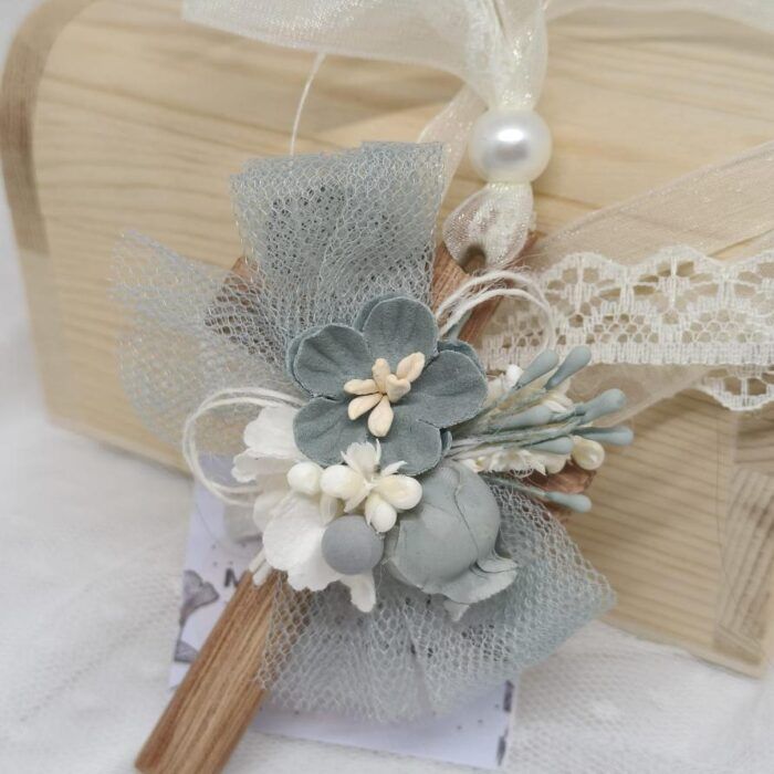 Cruz de madera artesanal con adorno floral para comunión