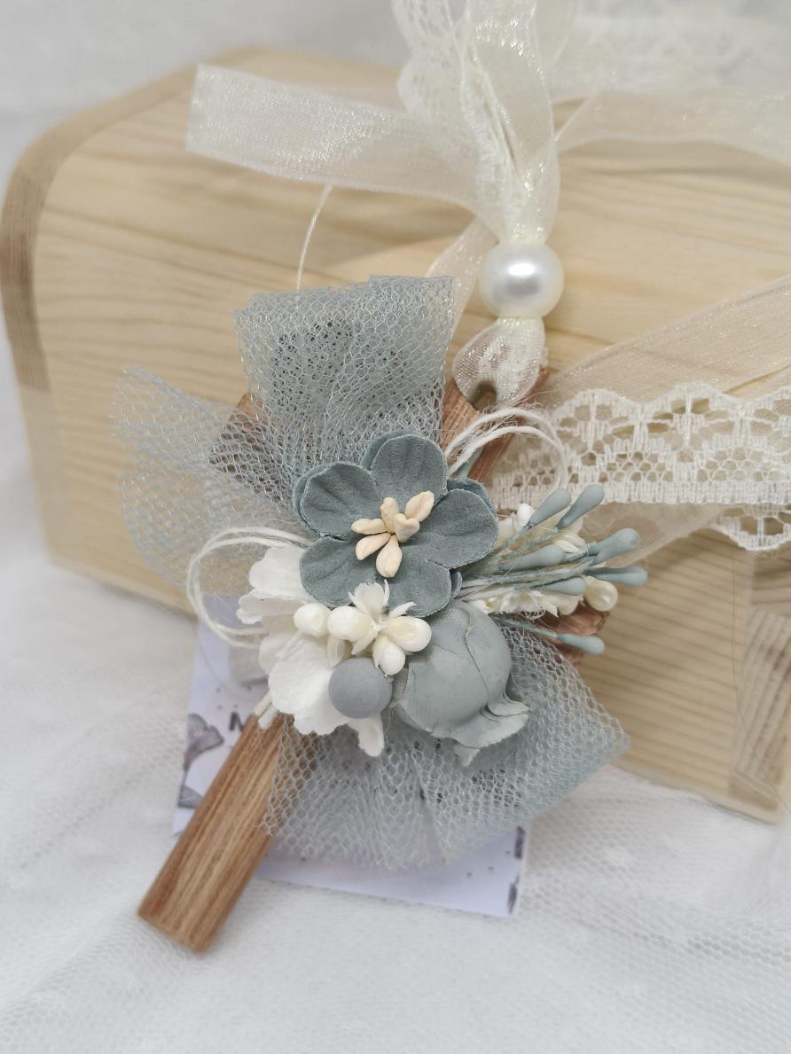 Cruz de madera artesanal con adorno floral para comunión