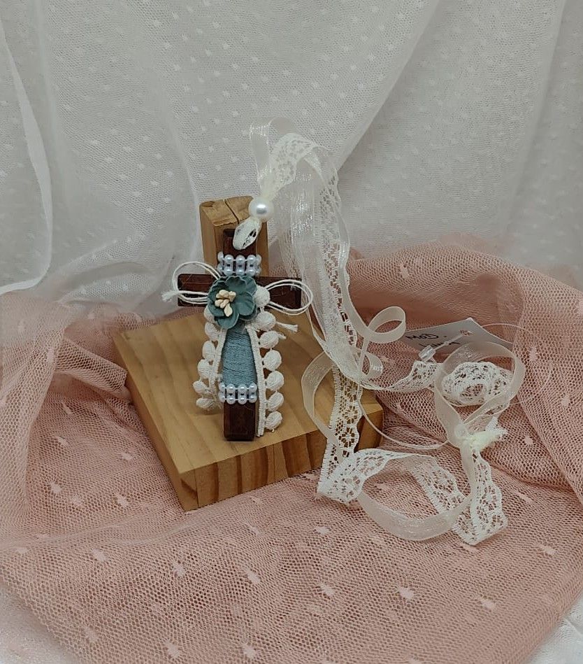 Cruz de comunión en madera rosa artesanal